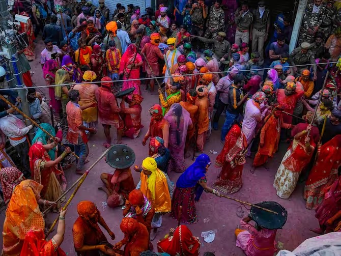 لت و کوب مردان در هند توسط همسران شان در یک جشن عجیب