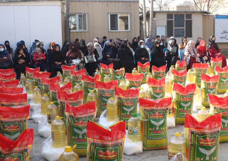 توزیع مواد غذایی به نیازمندان از سوی موسسه انکشافی و خیریه متحد در شهر کابل