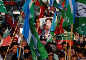 متحدان عمران خان: در صورت اعلام نشدن نتایج انتخابات دست به اعتراضات سراسری می زنیم !