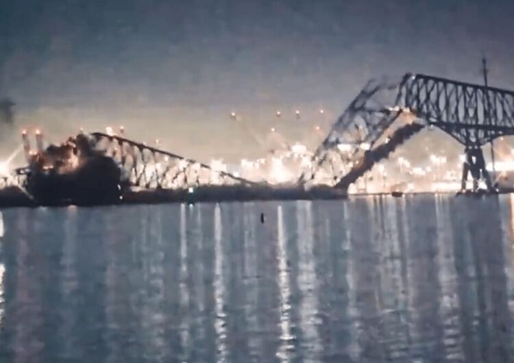 سقوط چندین موتر به دریا به دلیل فرو ریختن یک پل درآمریکا !