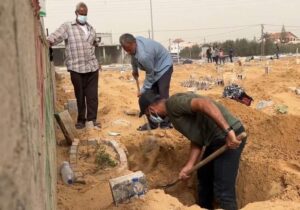 اجساد ۵۰ فلسطینی در یک گور دسته جمعی در خان یونس کشف شد !