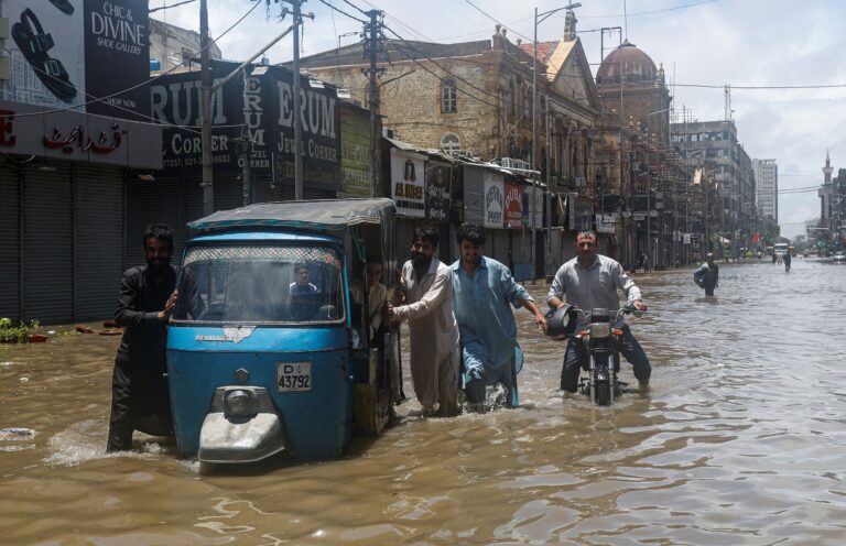 220711173434-03-karachi-flooding-0711